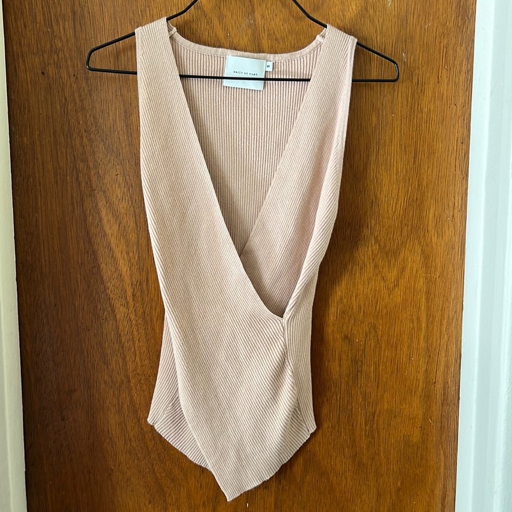 Which we want top sleeveless in rose size small